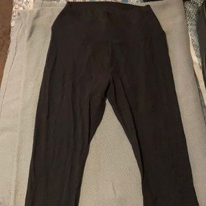 Black VeraWang leggings.